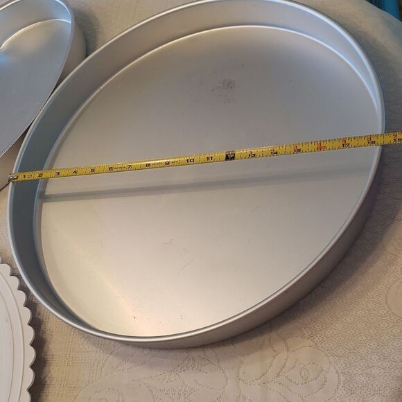 Set of 4 Wilton Heart Shaped Cake Pans With 18" Round Base Plate and Round Pan - Picture 5 of 17